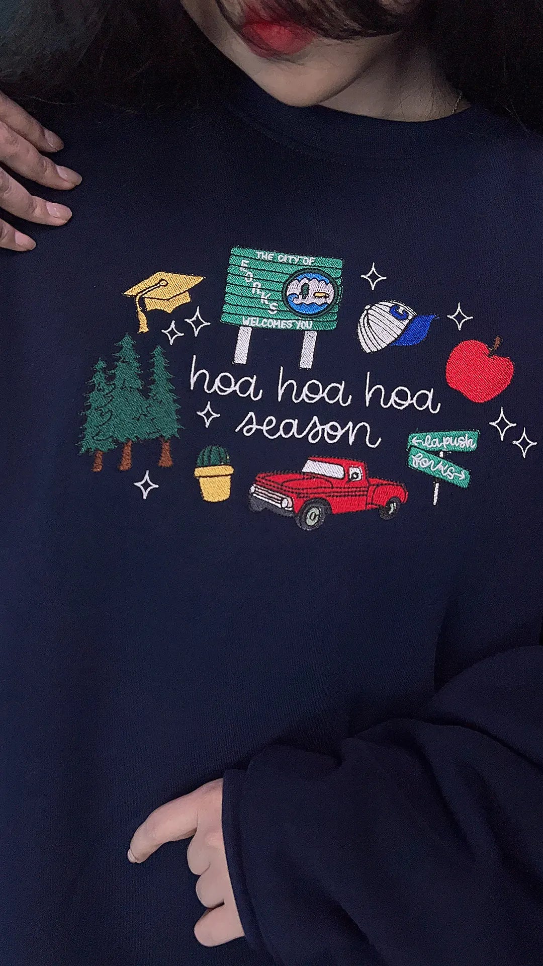 Hoa Hoa Hoa Season Embroidered Sweatshirt – Twilight-Inspired Cozy Fleece Blend