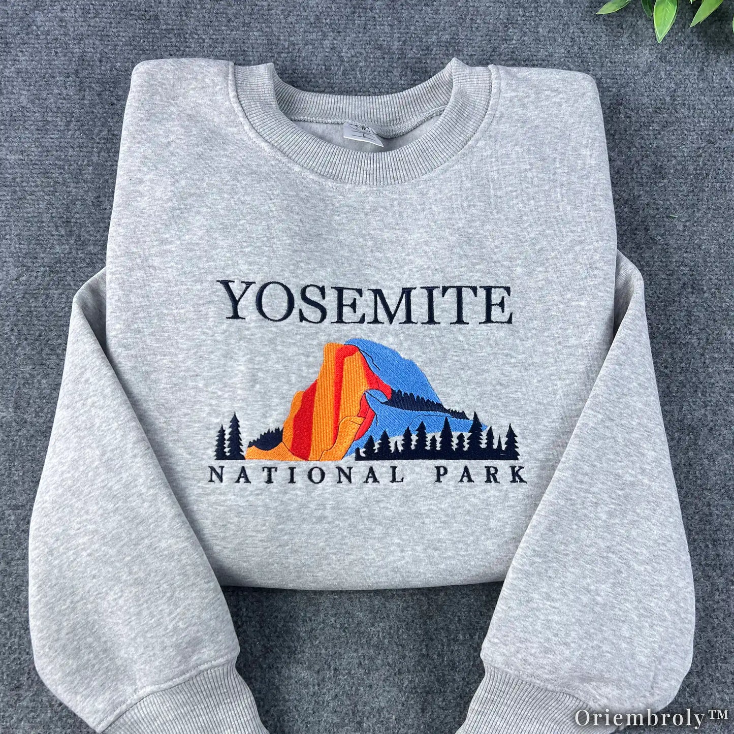 Embroidered Yosemite National Park Crewneck Sweatshirt – Scenic Mountain Nature Fleece Pullover, Outdoor Adventure Unisex Gift