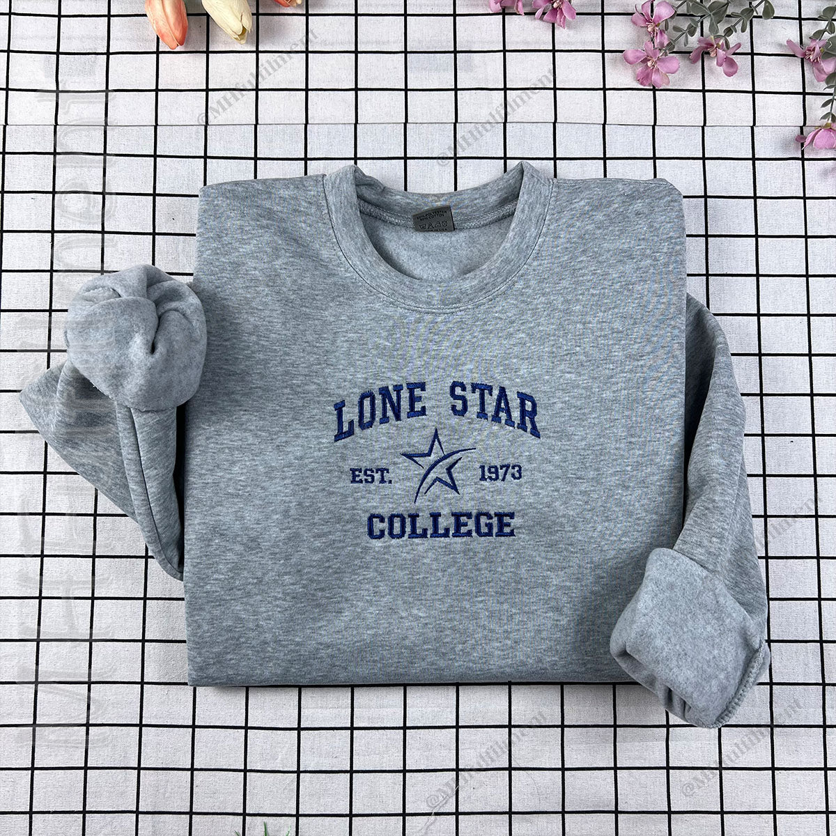 Embroidered sweatshirt with personalized university name and crest