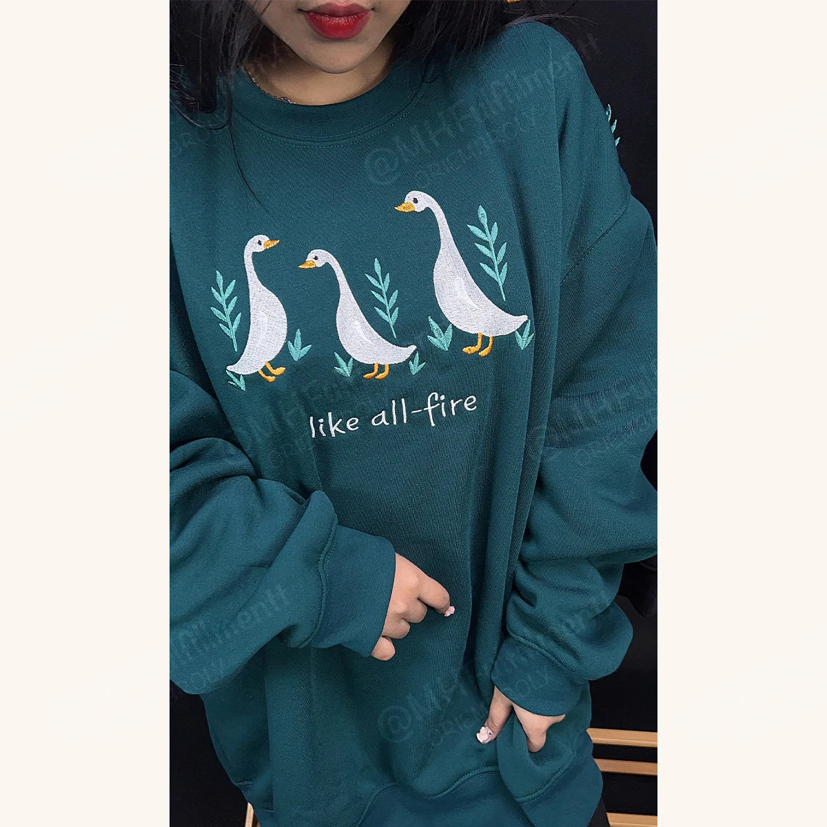 Cozy sweatshirt for readers with goose embroidery