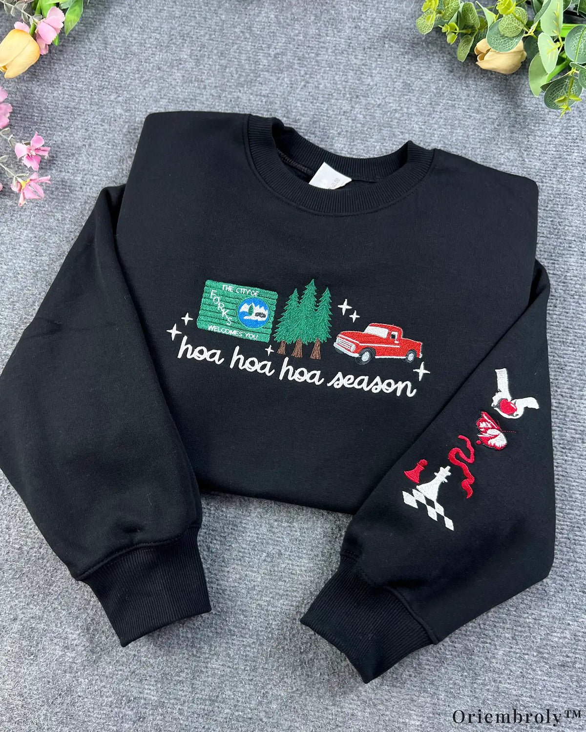 Hoa Hoa Hoa Season Red Truck Chess Apple Sleeve Embroidered Black Sweatshirt