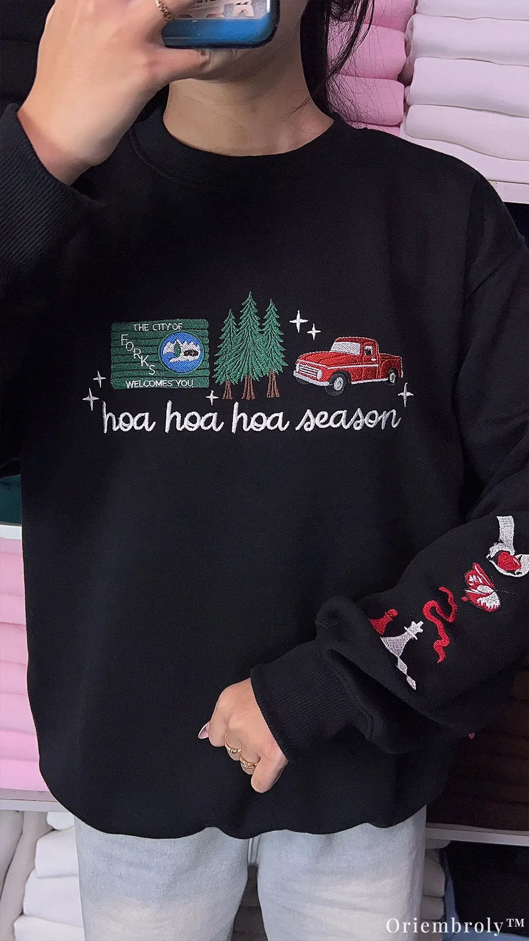 Hoa Hoa Hoa Season Red Truck Chess Apple Sleeve Embroidered Black Sweatshirt