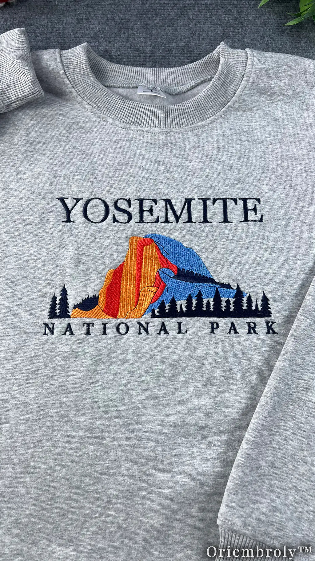 Embroidered Yosemite National Park Crewneck Sweatshirt – Scenic Mountain Nature Fleece Pullover, Outdoor Adventure Unisex Gift