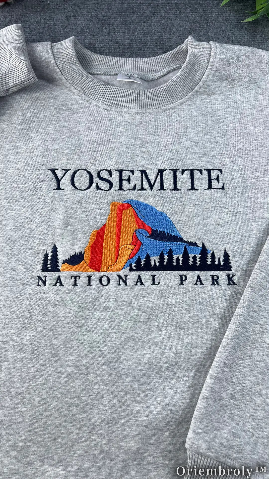 Embroidered Yosemite National Park Crewneck Sweatshirt – Scenic Mountain Nature Fleece Pullover, Outdoor Adventure Unisex Gift