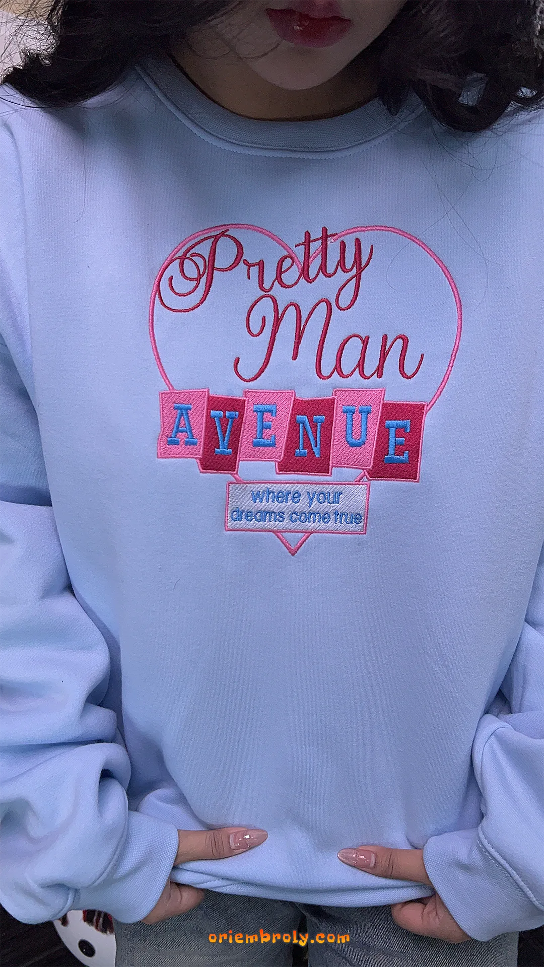 Minimalist embroidered crewneck for man