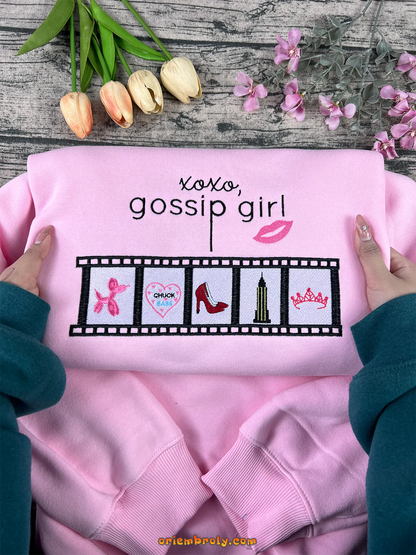 Cozy pink crewneck with iconic Gossip Girl motifs