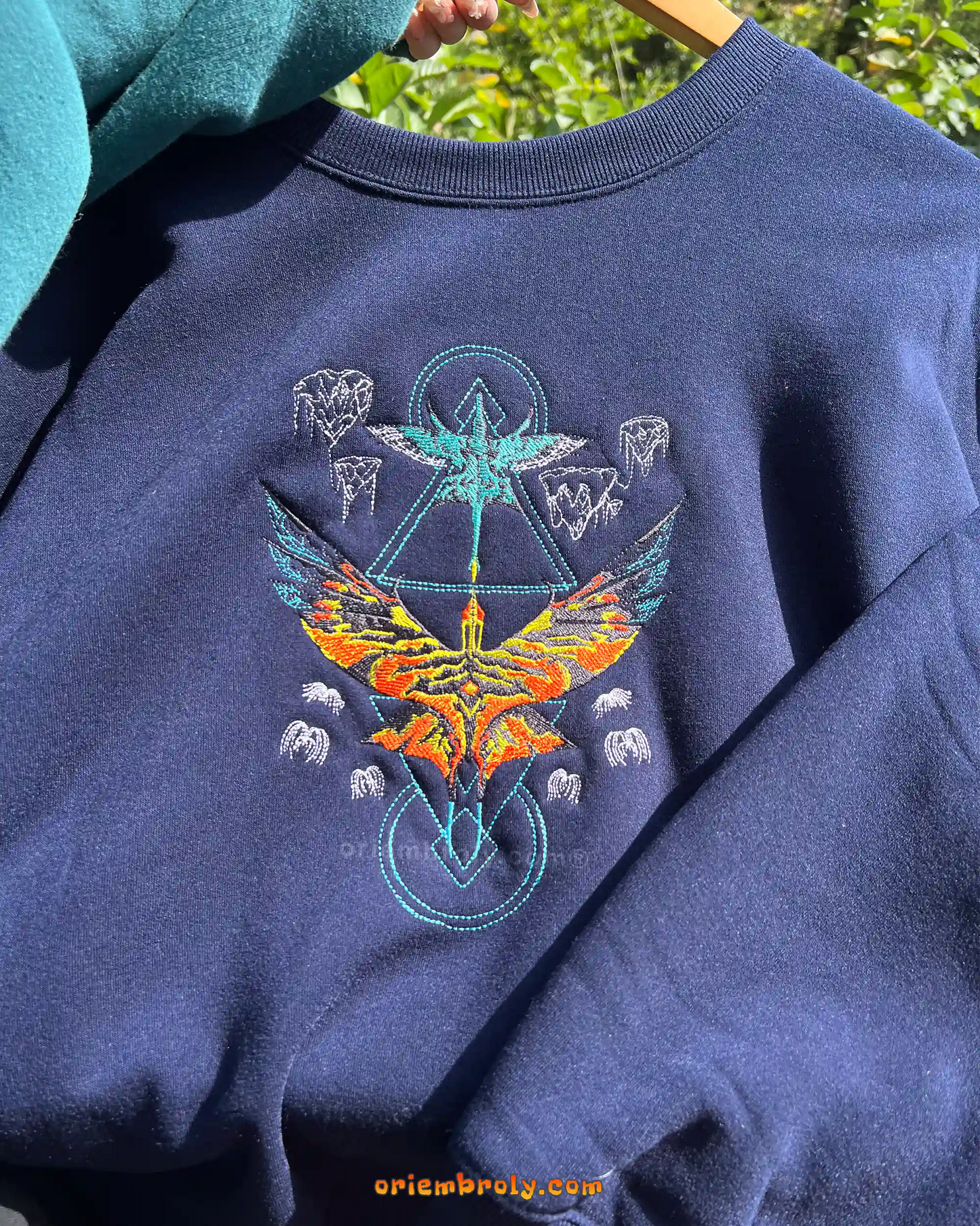 Symbolic geometric embroidery featuring Ikran and Toruk