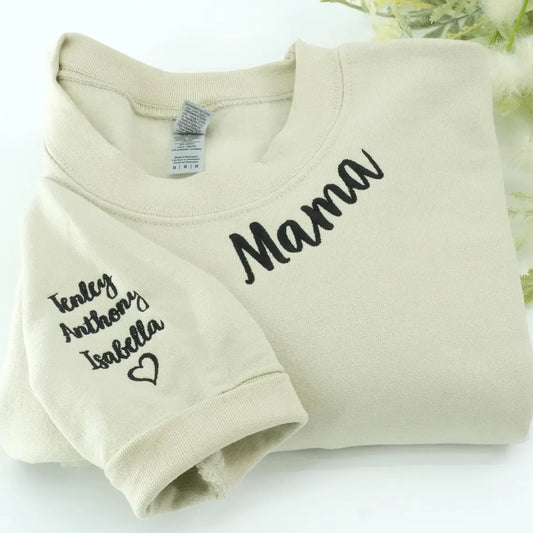Mama crewneck in beige with embroidered text and names on the sleeve.