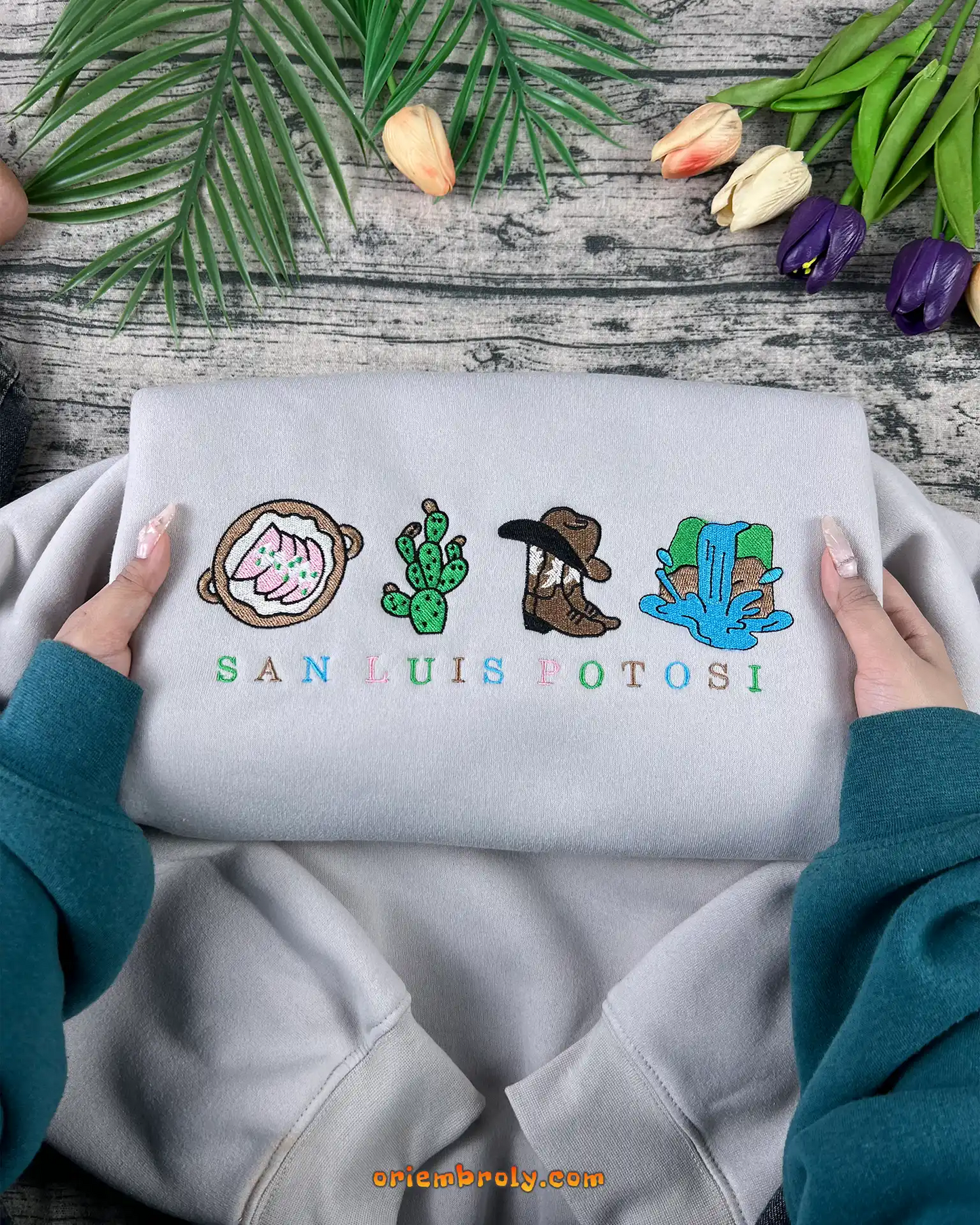 Mexico city sweatshirt with cultural embroidery