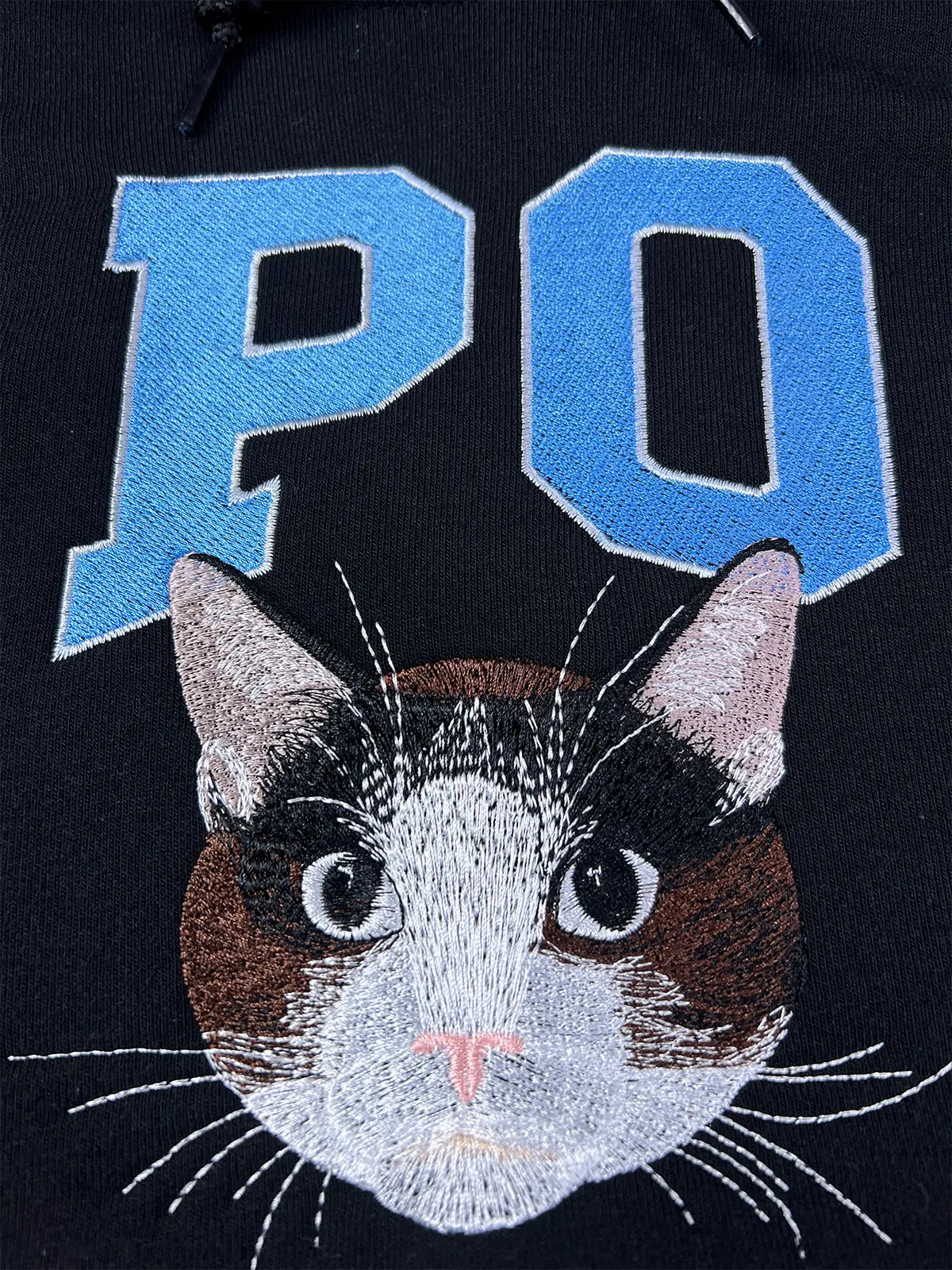 Personalized cat face embroidered sweatshirt with pet name, ideal gift for cat moms