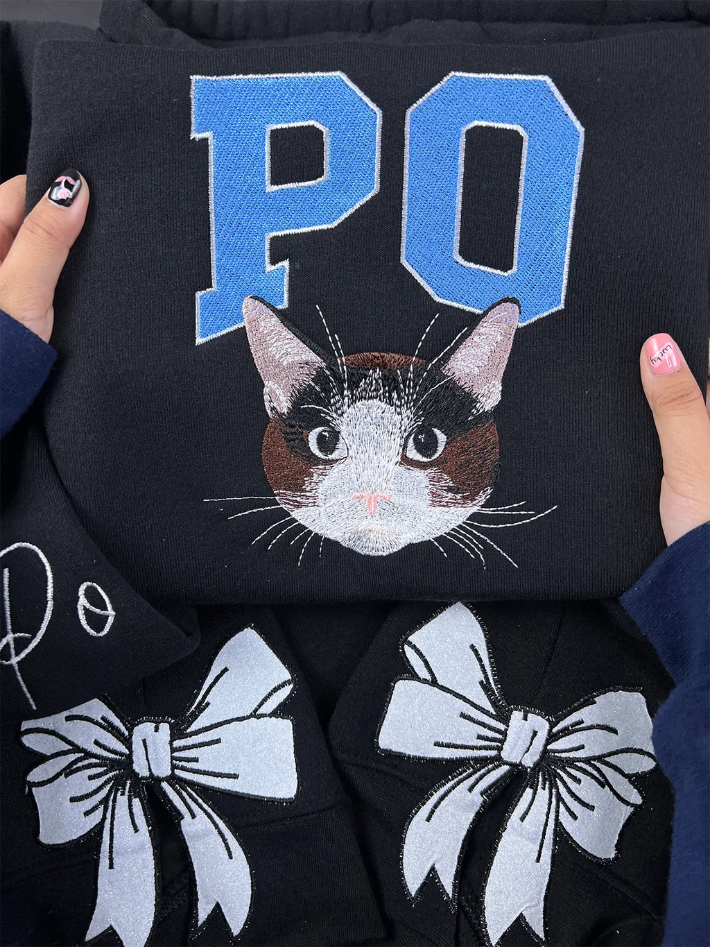 Personalized cat face embroidered sweatshirt with pet name, ideal gift for cat moms