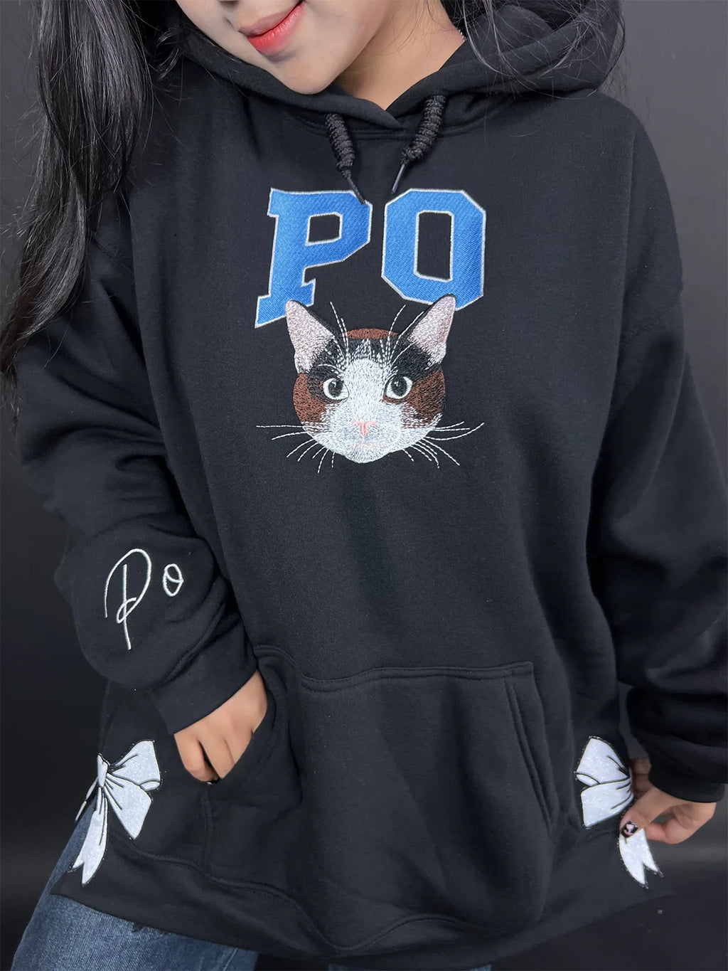 Personalized cat face embroidered sweatshirt with pet name, ideal gift for cat moms