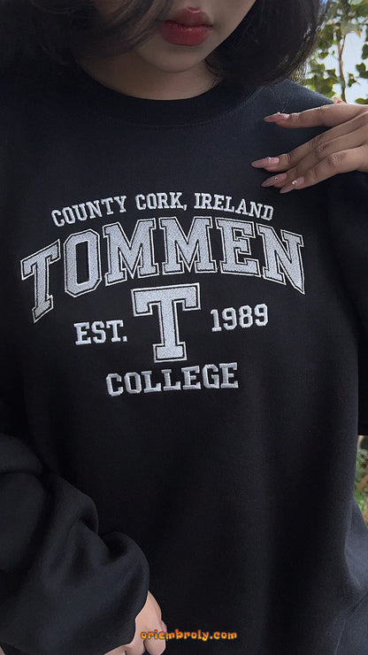 Retro campus style sweatshirt with vintage lettering