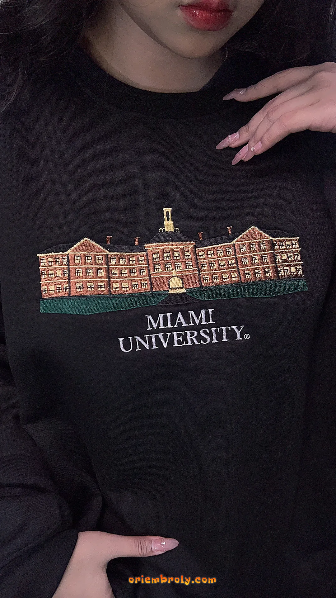 Campus style crewneck with clean embroidery