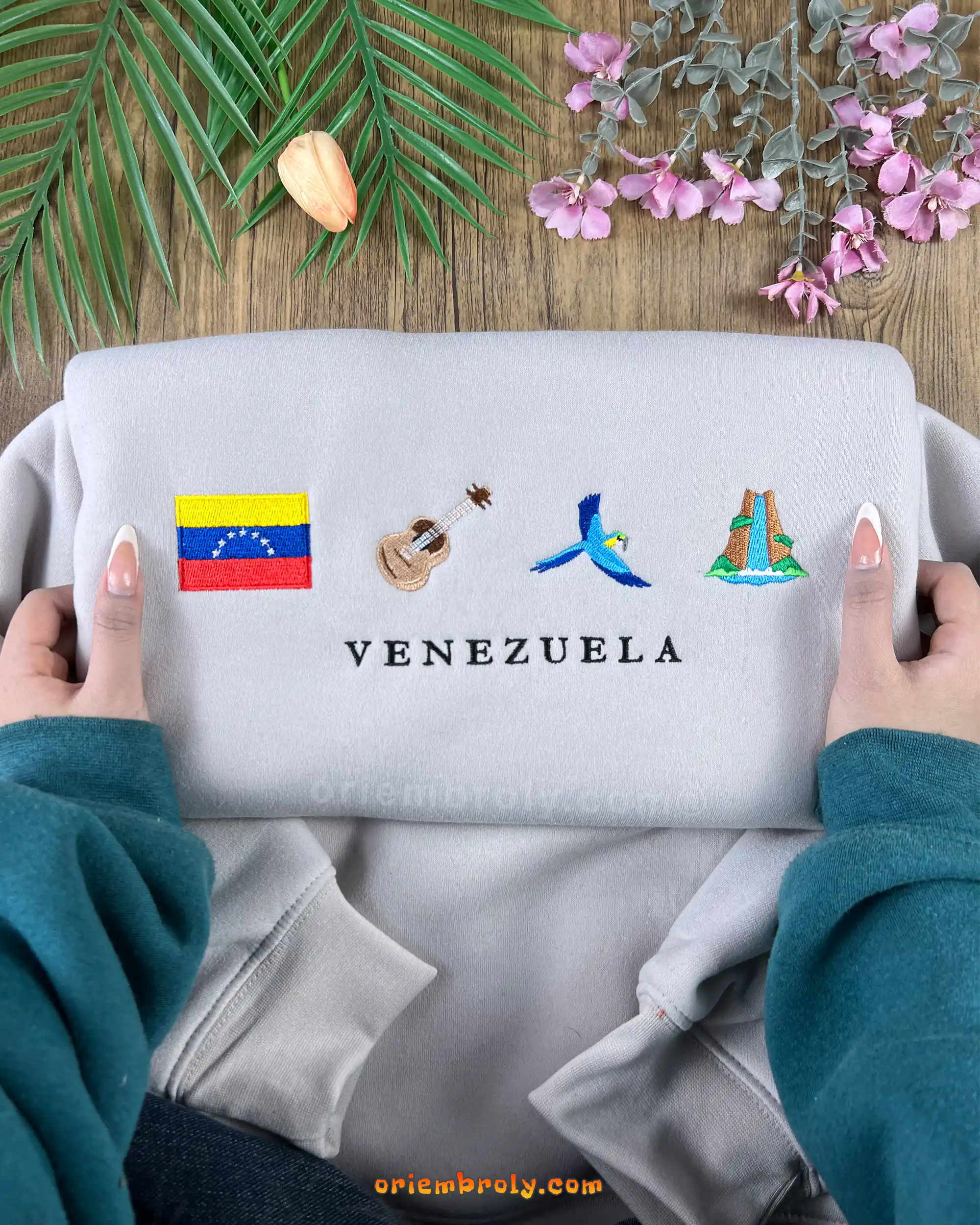 Troupial national bird embroidered on sweatshirt - Version 2