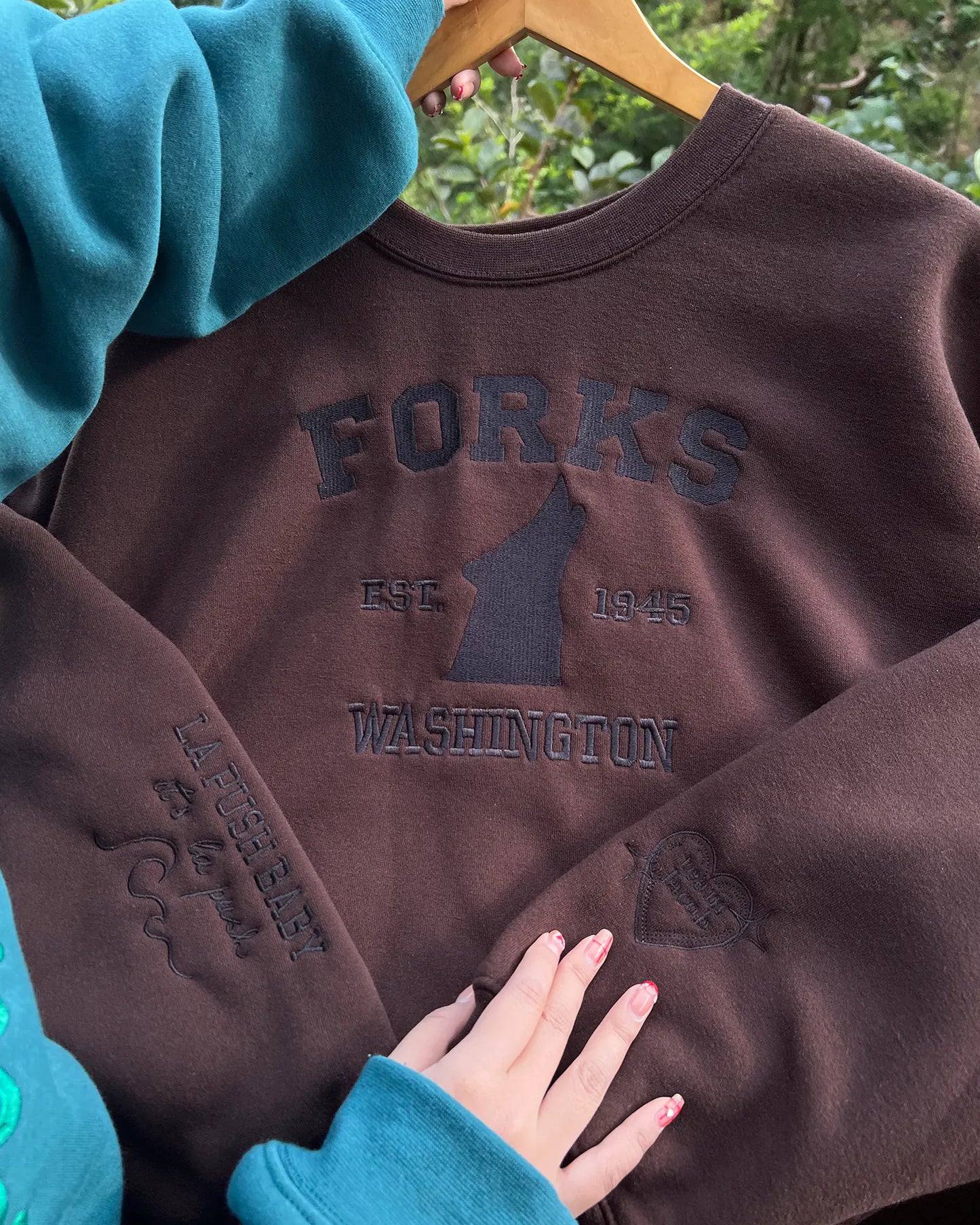 Howling wolf embroidered crewneck inspired by romance saga